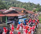 Semarak dan Sarat Makna: Pawai Wisuda Tahfiz dan Pelepasan Siswa Kelas IX MTsN 17 Tanah Datar, Iringan Drumband dan Tradisi 'Manjunjuang' Talam.